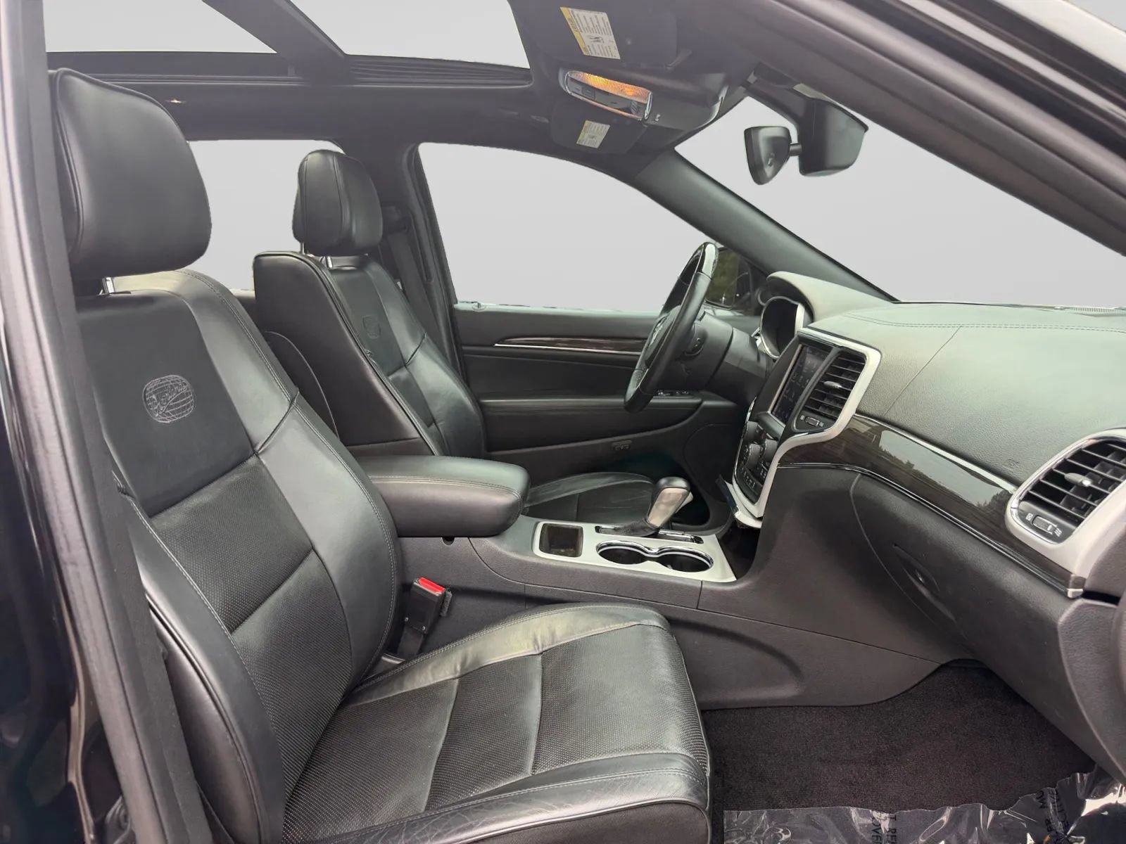 Used 2018 Jeep Grand Cherokee Overland w/ Interior Metal Package RWD image 35