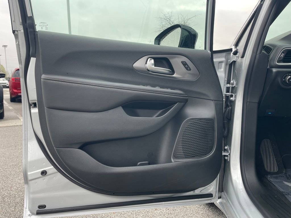 New 2026 Chrysler Pacifica Select image 10