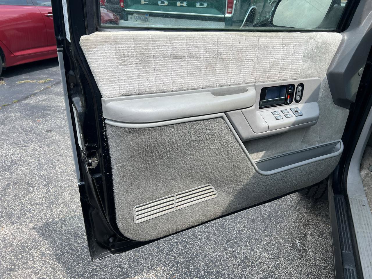Used 1993 GMC Suburban 2500 AWD/4WD image 8