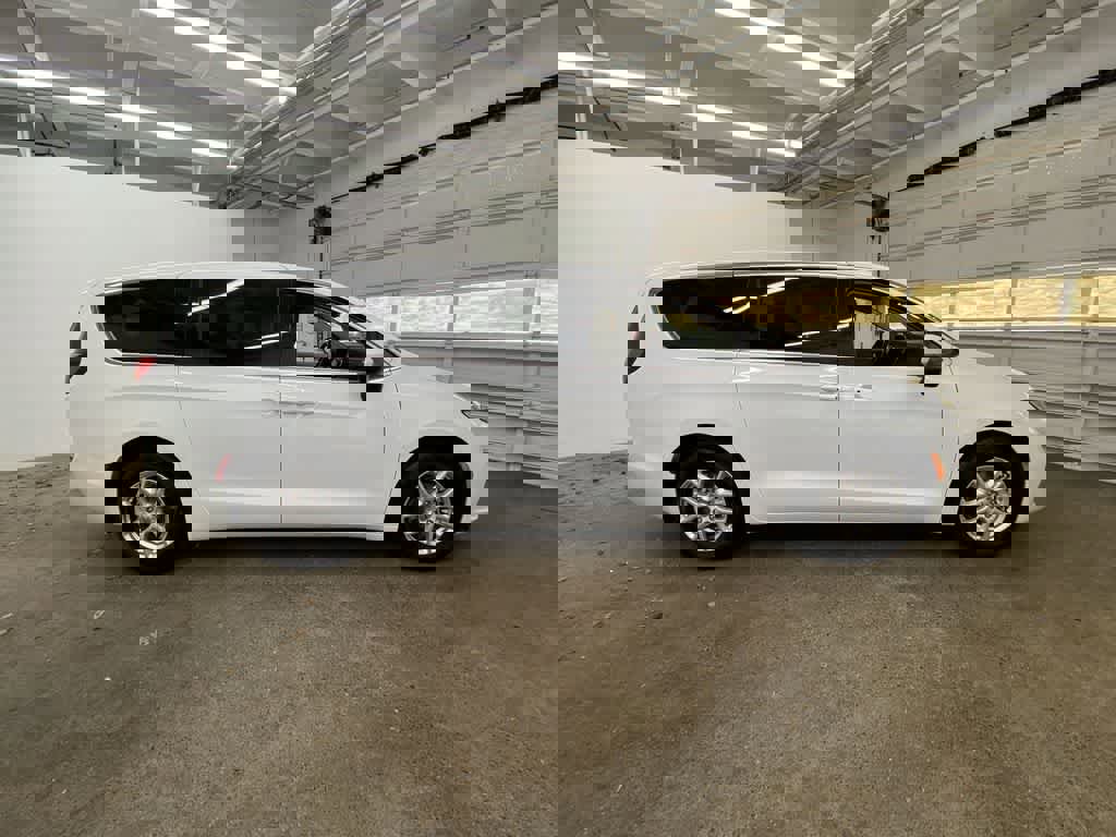Used 2023 Chrysler Pacifica Touring-L image 7