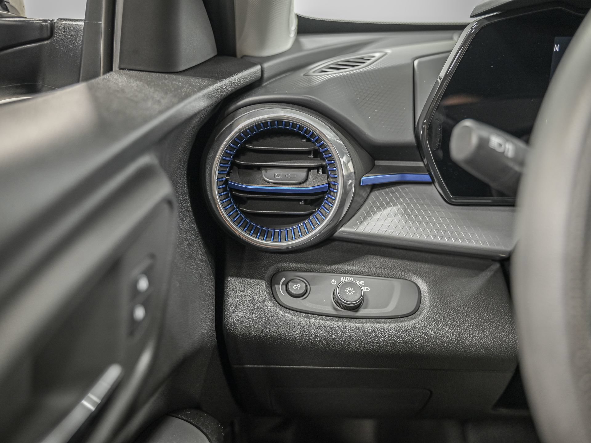 Used 2025 Chevrolet Trax LT FWD image 17