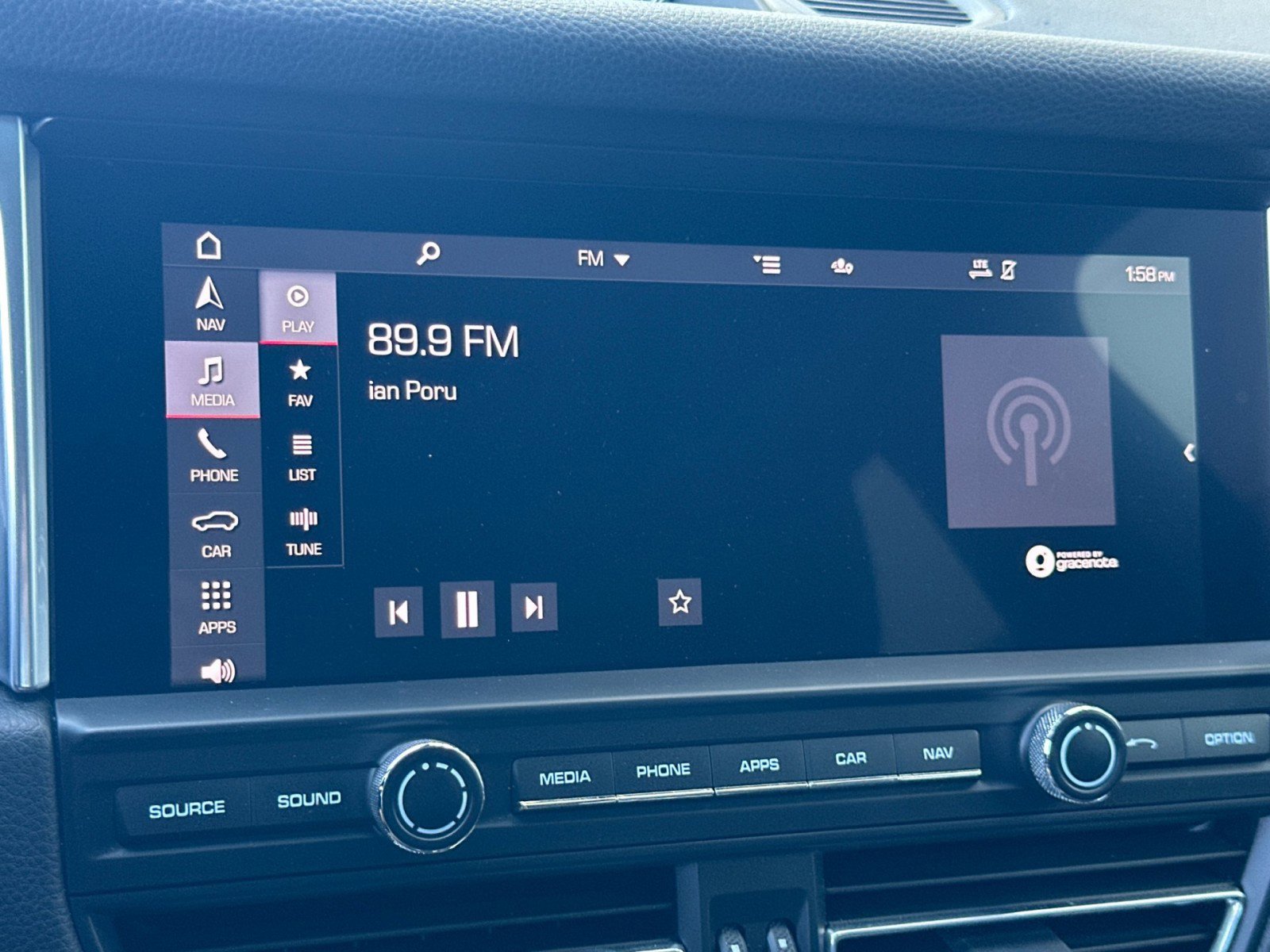 Certified 2021 Porsche Macan AWD/4WD image 18