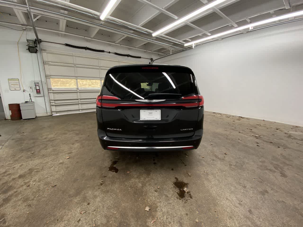 Used 2023 Chrysler Pacifica Limited FWD image 5