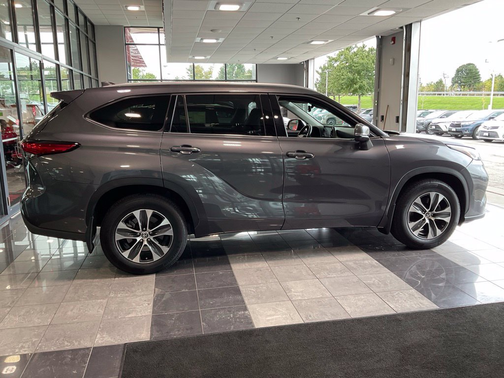 Used 2022 Toyota Highlander XLE AWD/4WD image 6
