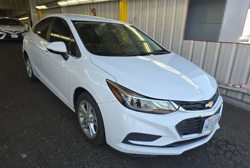 Used 2017 Chevrolet Cruze LT image 3