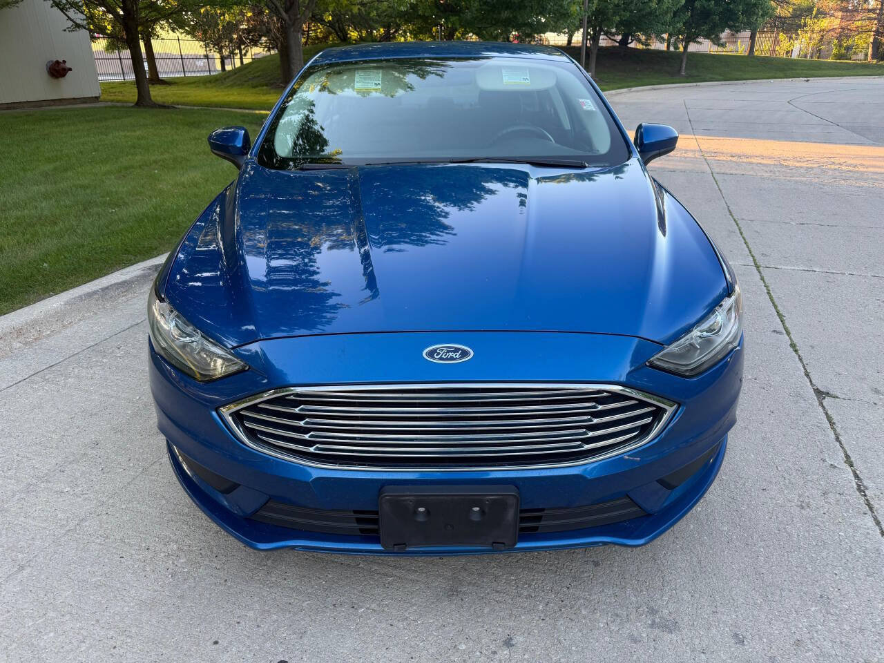 Used 2018 Ford Fusion SE w/ Fusion SE Technology Package FWD image 2