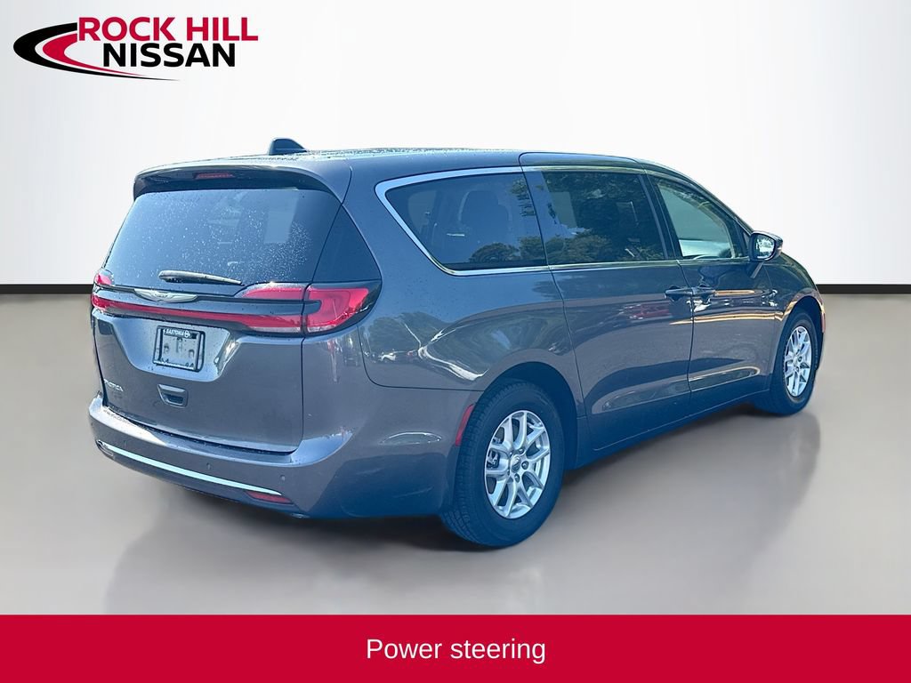 Used 2023 Chrysler Pacifica Touring-L FWD image 7