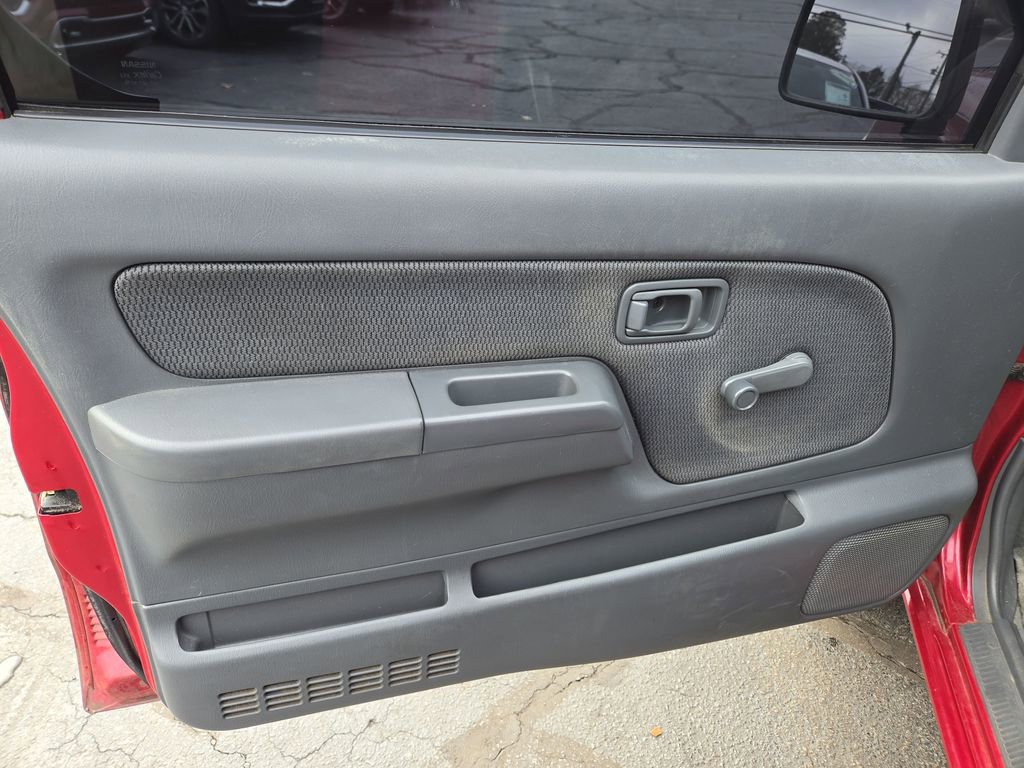 Used 2002 Nissan Frontier XE image 12