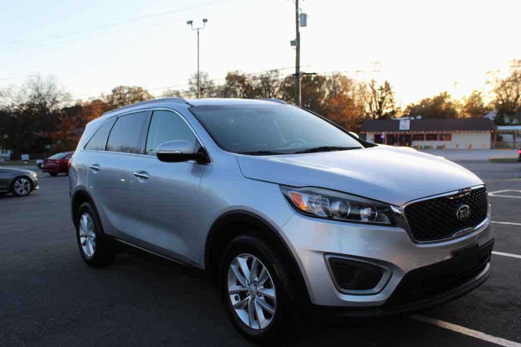 Used 2017 Kia Sorento LX w/ LX Convenience Package image 3