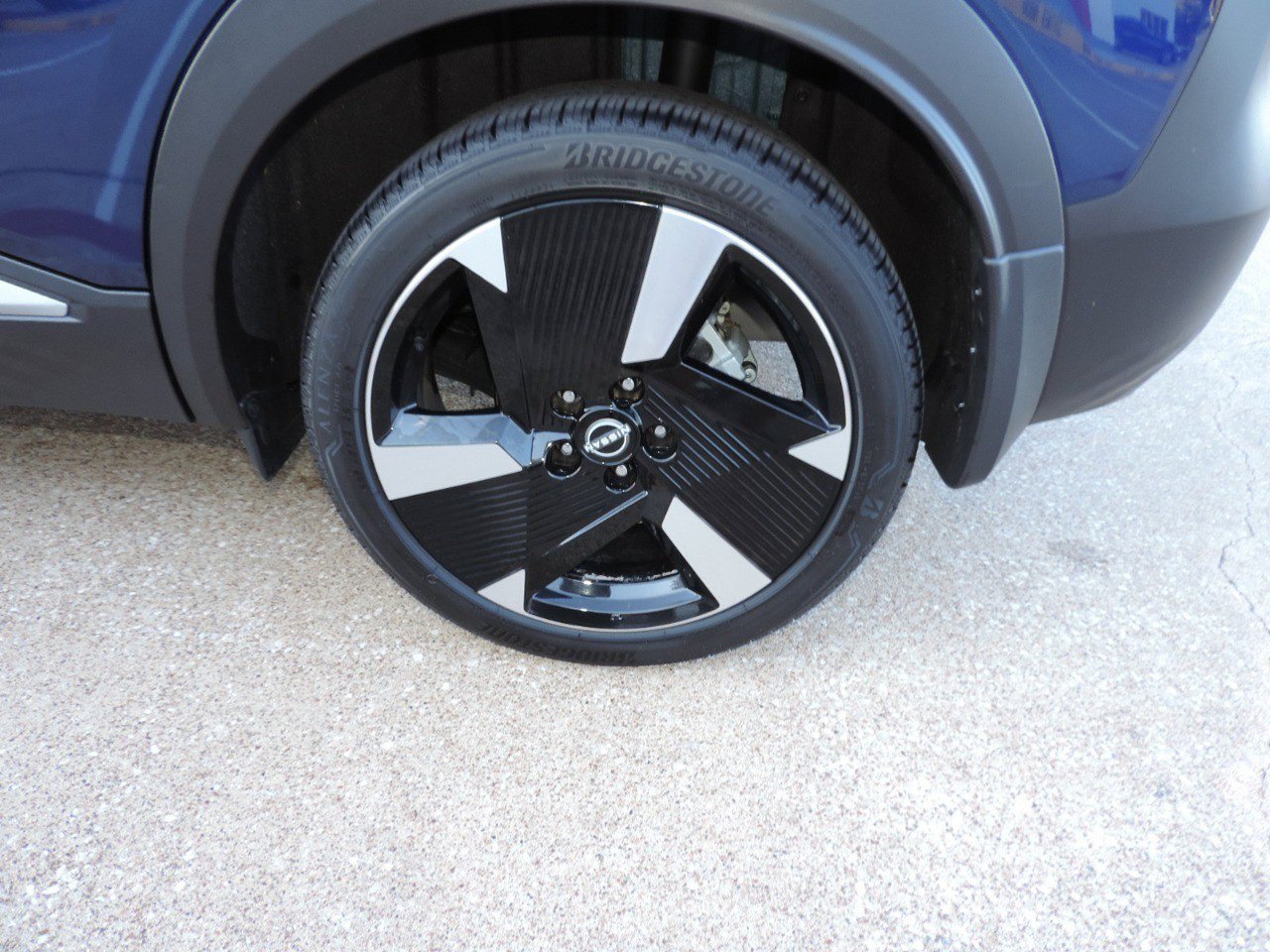 Certified 2025 Nissan Kicks SR FWD image 10