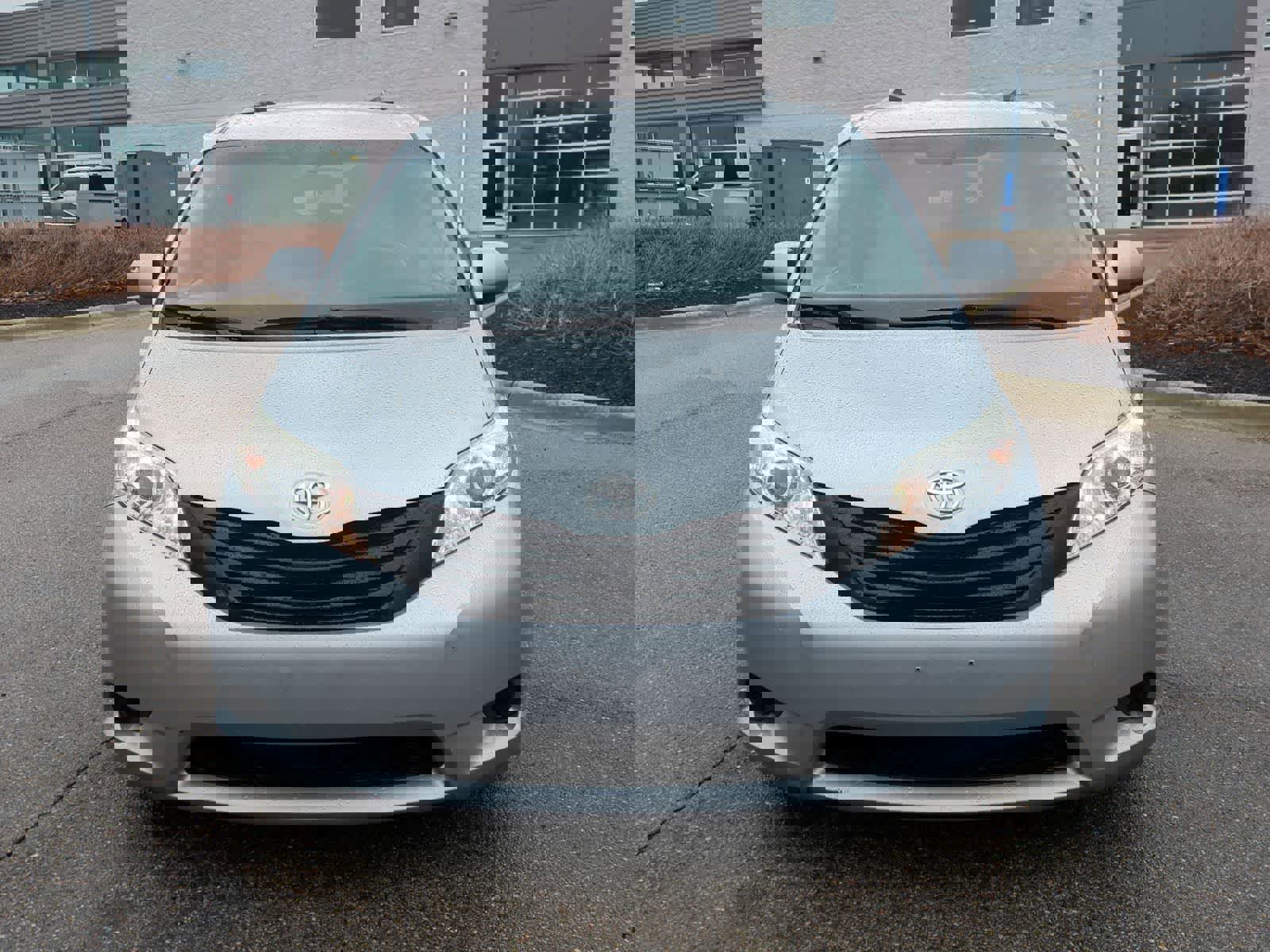 Used 2016 Toyota Sienna L image 3