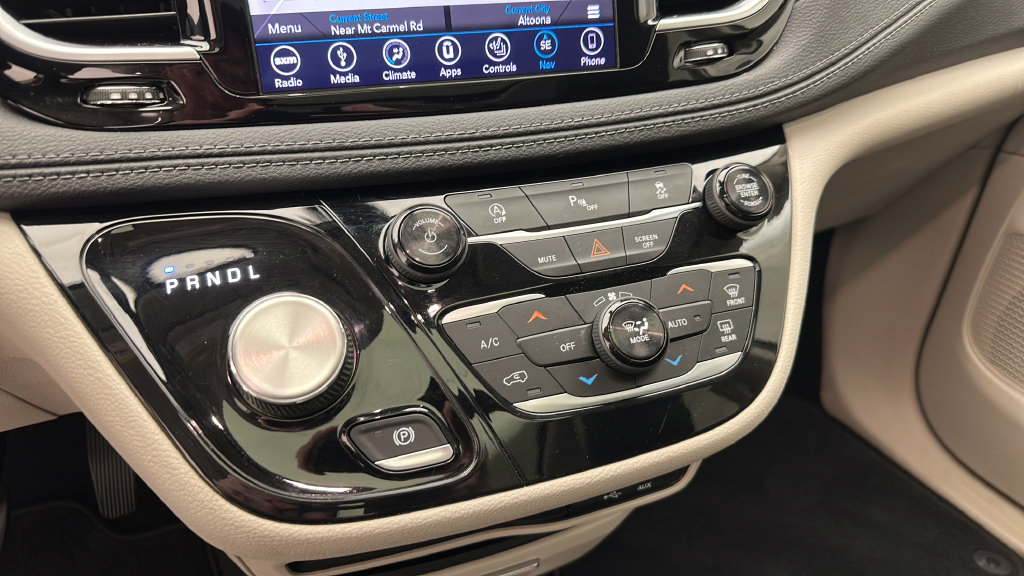 Used 2018 Chrysler Pacifica Limited w/ Tire & Wheel Group FWD image 18