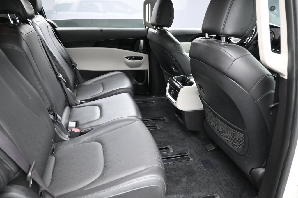 Used 2024 Kia Carnival EX FWD image 32