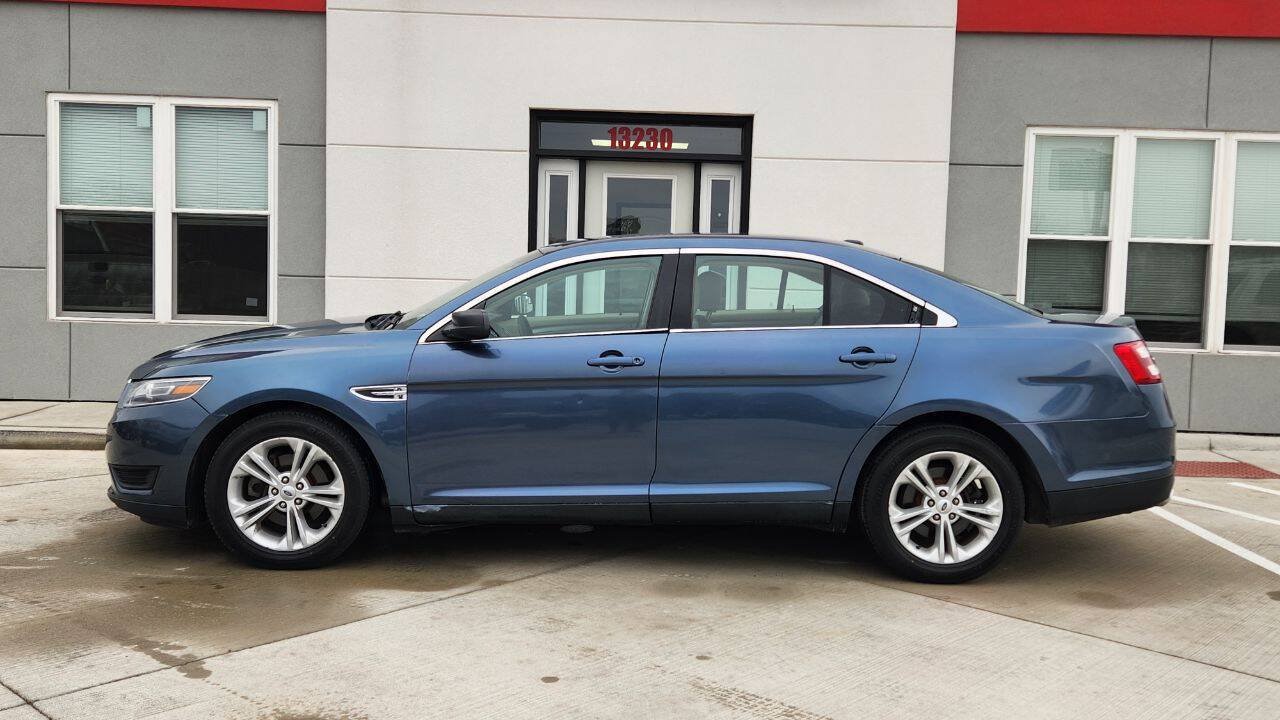 Used 2018 Ford Taurus SE FWD image 3