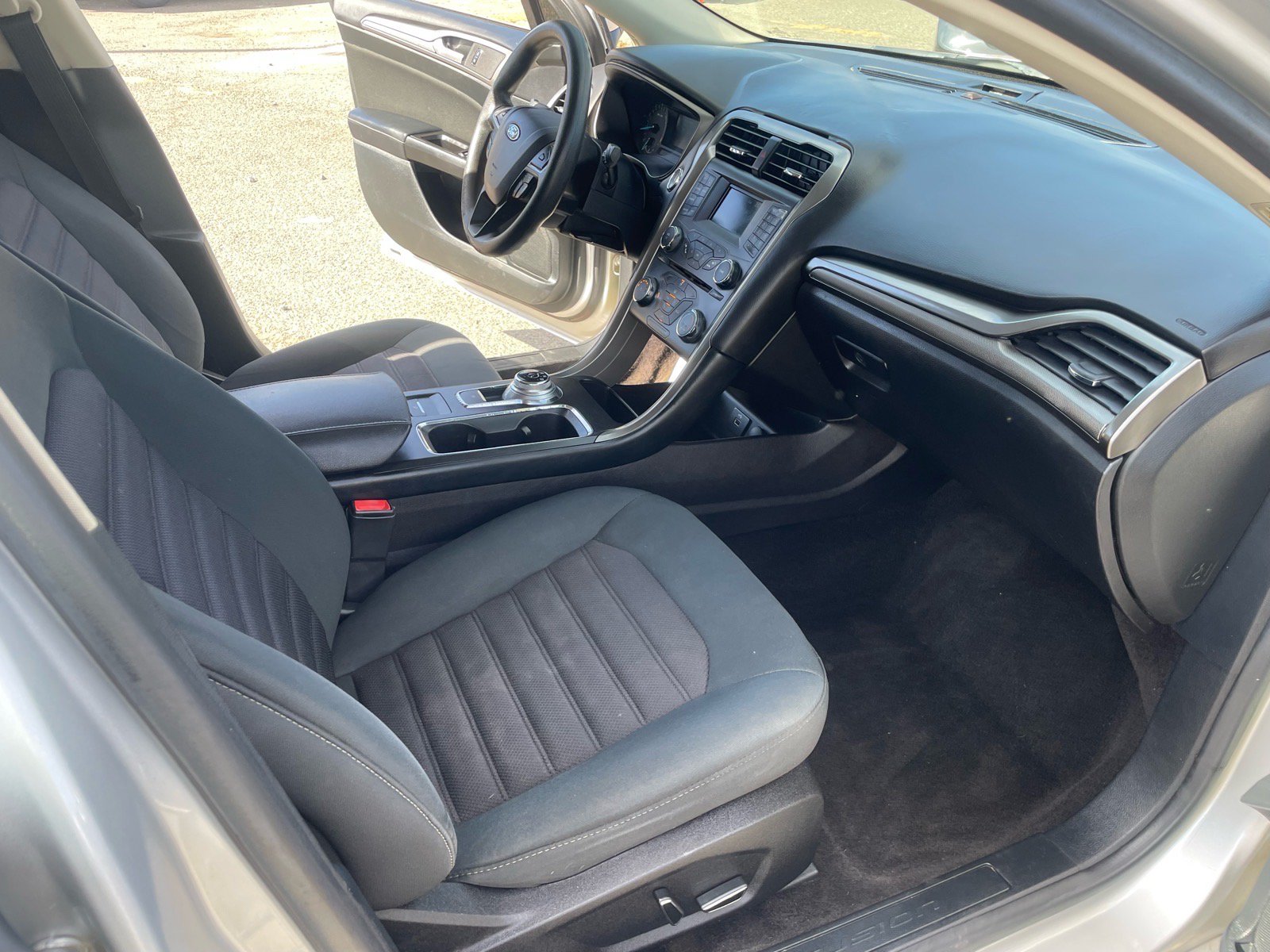 Used 2017 Ford Fusion SE FWD image 12