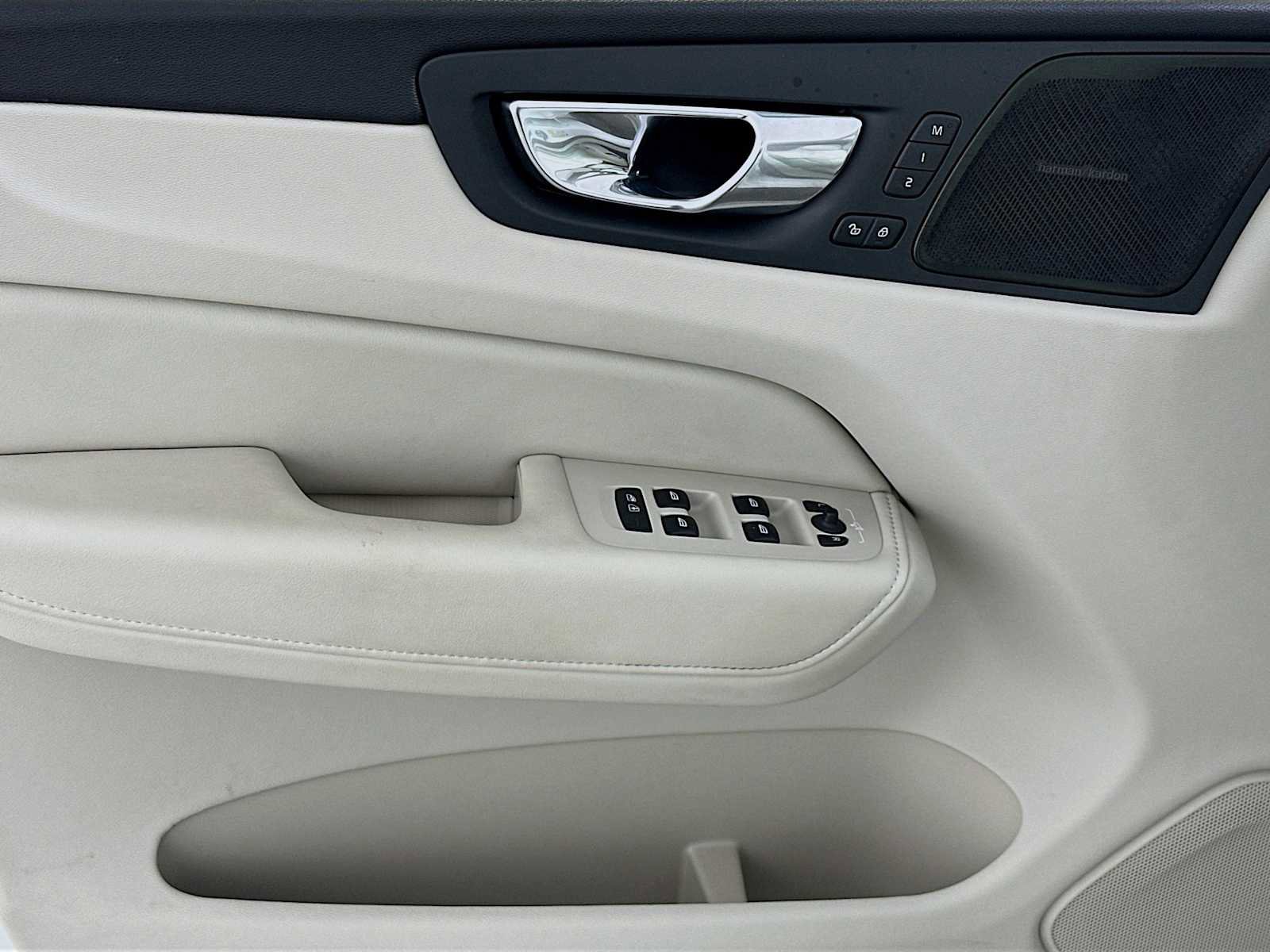 Used 2023 Volvo XC60 B5 Ultimate w/ Climate Package FWD image 17