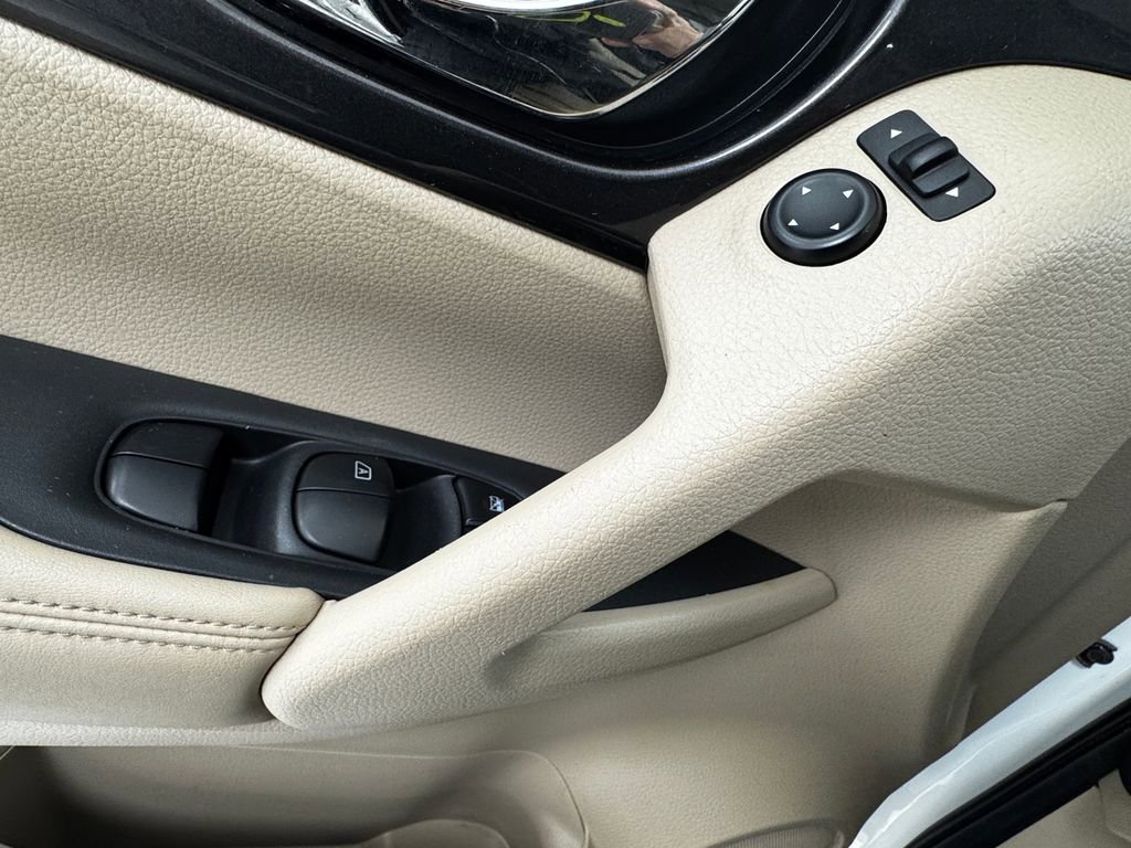 Used 2017 Nissan Rogue SV image 26