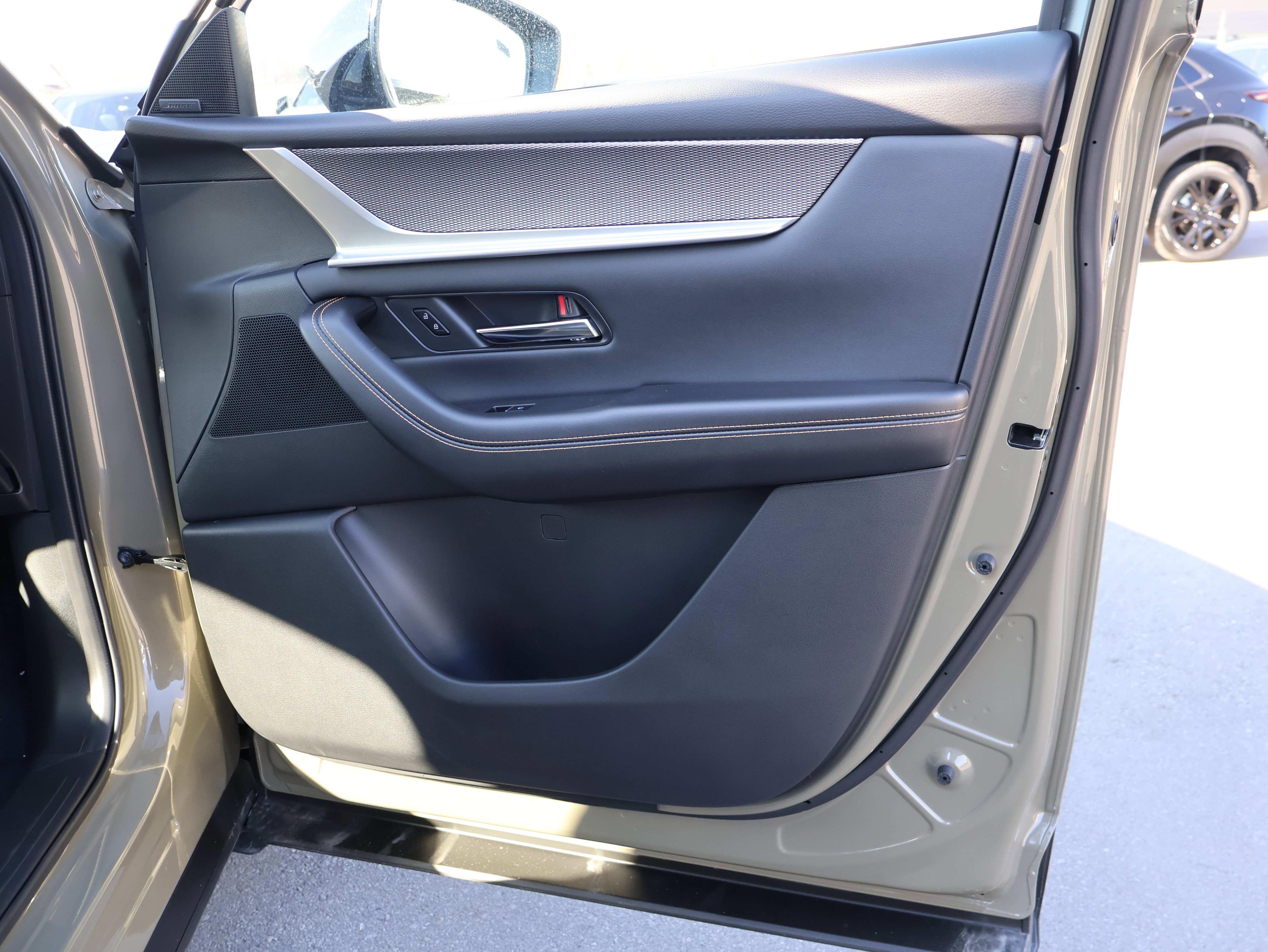 Certified 2025 MAZDA CX-70 Plug-In Hybrid w/ Premium Pkg image 9