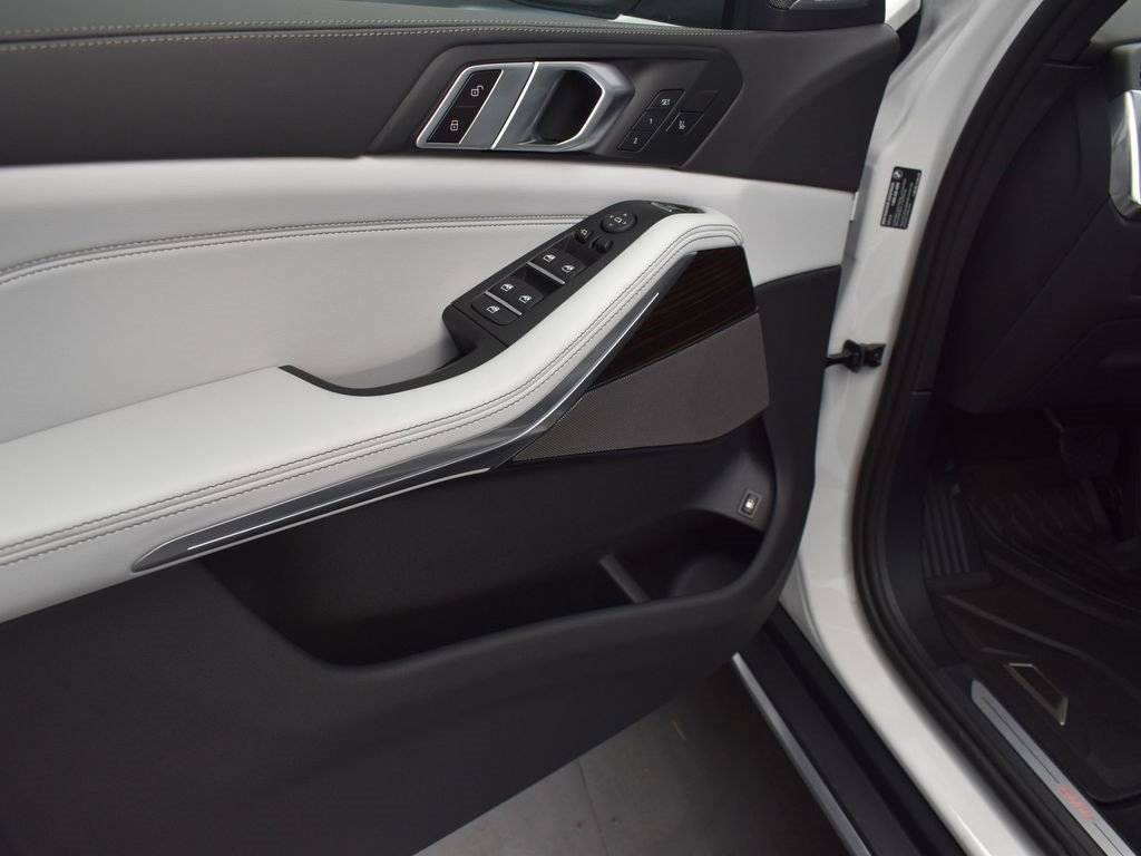 New 2026 BMW X5 xDrive50e image 11