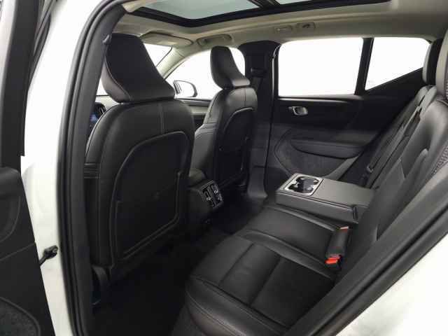 Certified 2025 Volvo XC40 B5 Core image 32