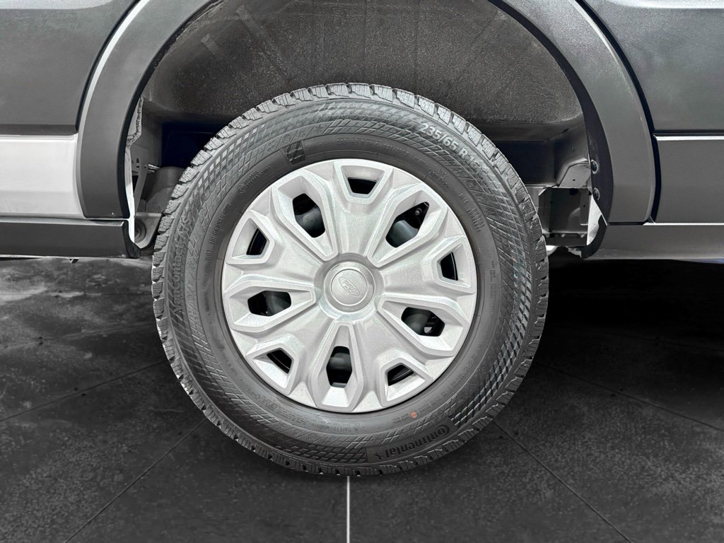 Used 2023 Ford E-Transit Medium Roof image 28