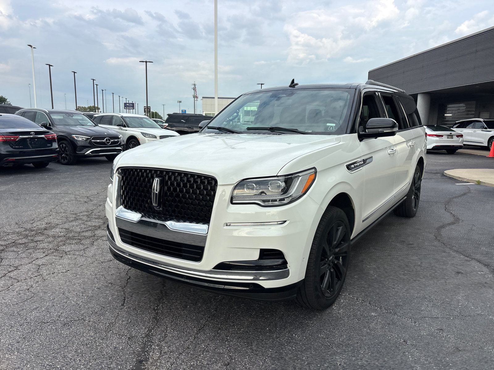 Used 2023 Lincoln Navigator L Black Label AWD/4WD image 3