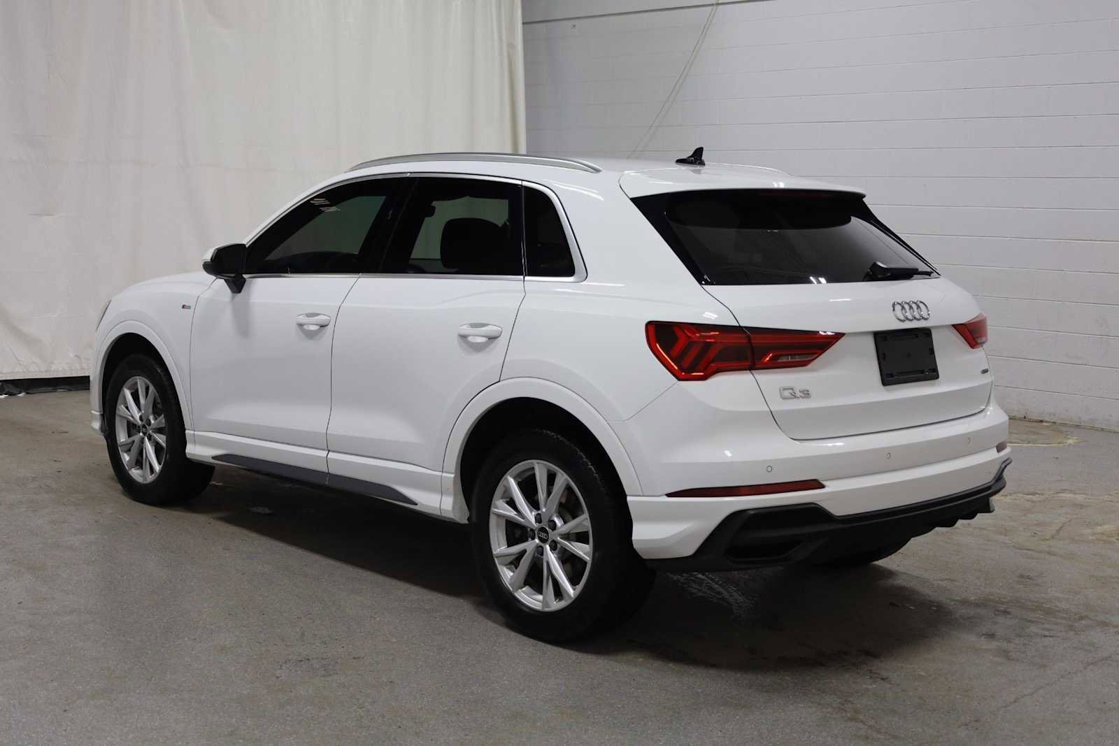 Used 2023 Audi Q3 2.0T Premium w/ Convenience Package image 3