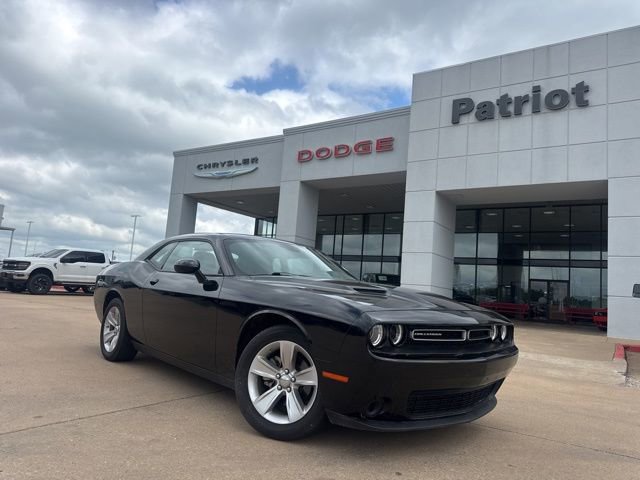 Used 2023 Dodge Challenger SXT RWD image 2