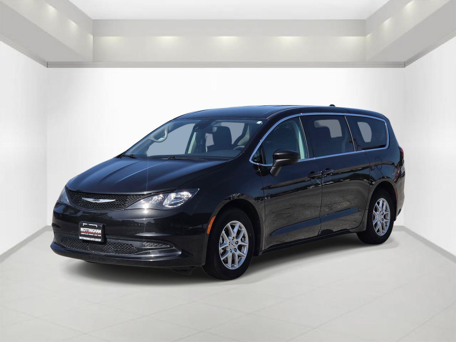 Used 2023 Chrysler Voyager LX FWD image 3
