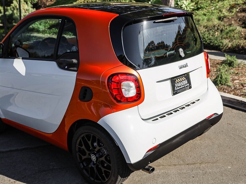 Used 2016 smart fortwo pure RWD image 9