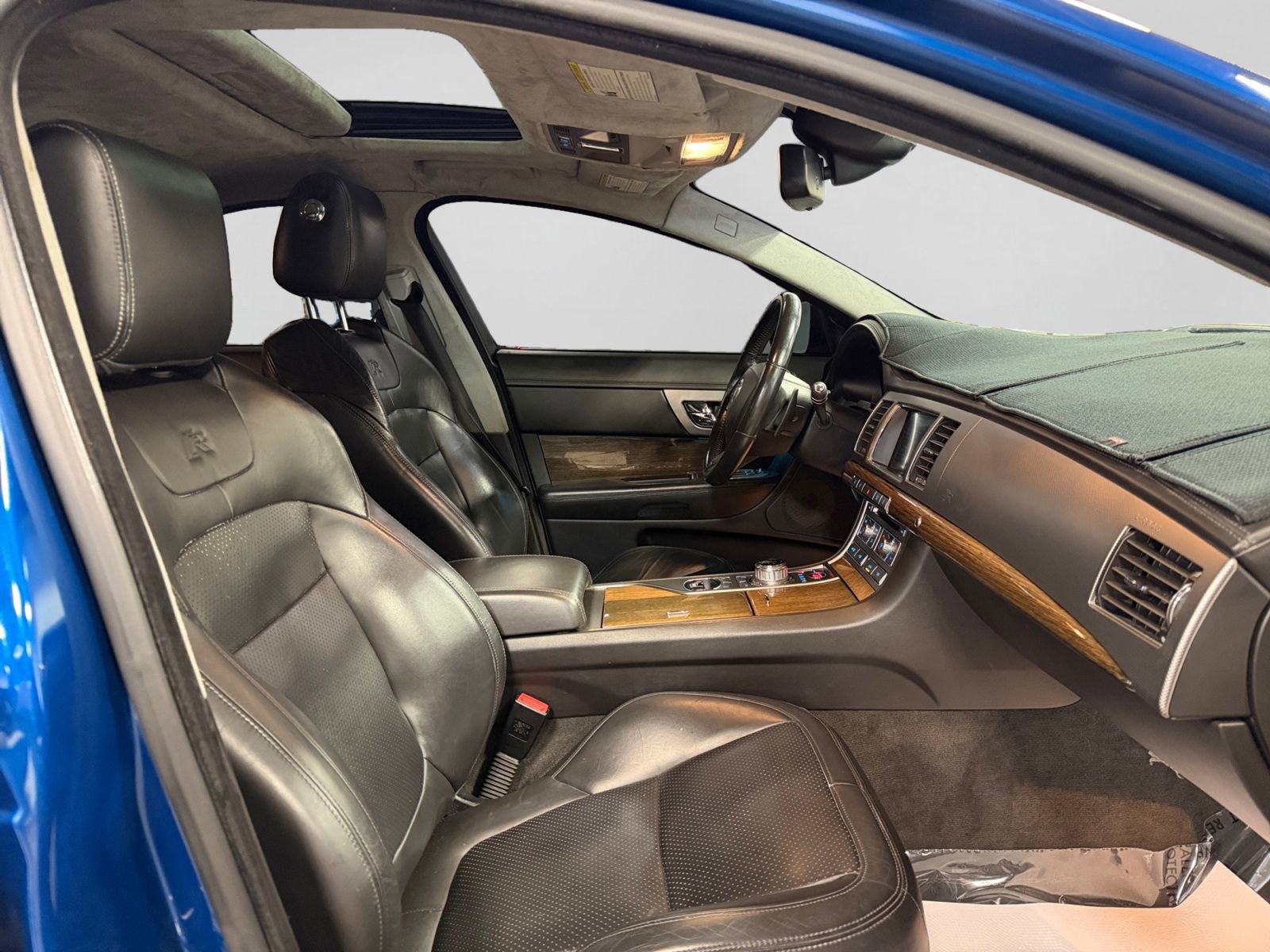 Used 2011 Jaguar XF R RWD image 24