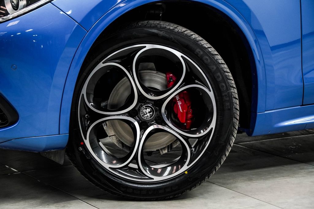 Used 2023 Alfa Romeo Stelvio Veloce image 3