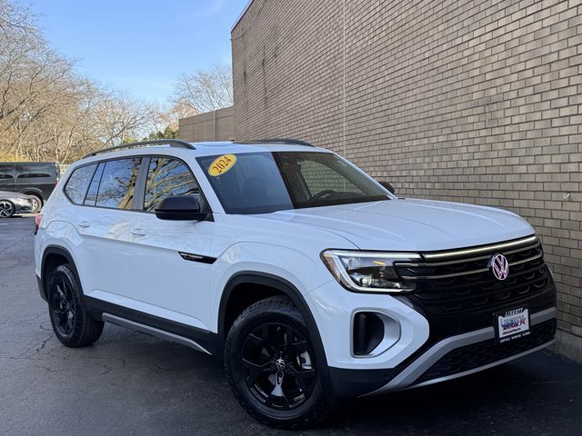 Used 2024 Volkswagen Atlas Peak Edition SE image 2