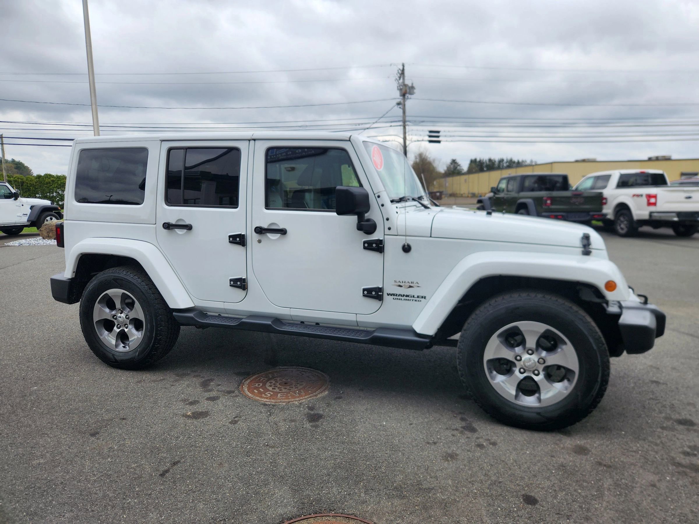 Used 2017 Jeep Wrangler Unlimited Sahara w/ Dual Top Group AWD/4WD image 17