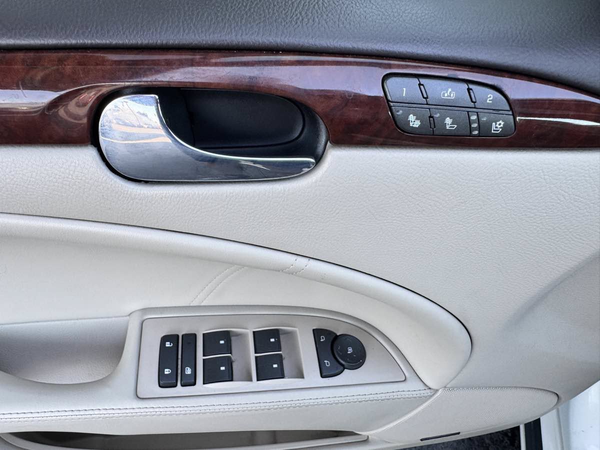 Used 2008 Buick Lucerne CXS FWD image 37