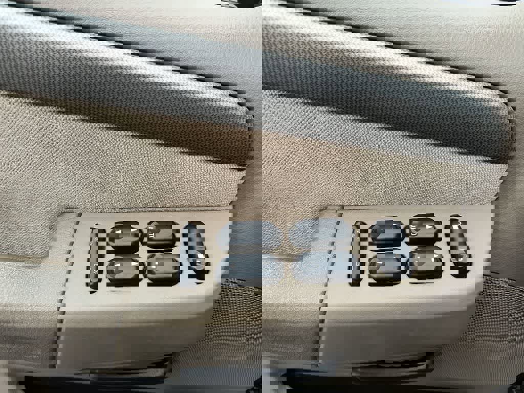 Used 2004 Ford Explorer XLT image 13