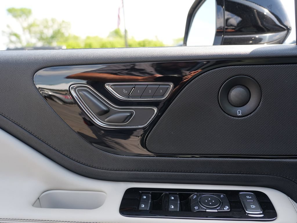 Used 2025 Lincoln Aviator Reserve w/ Illumination Package AWD/4WD image 18