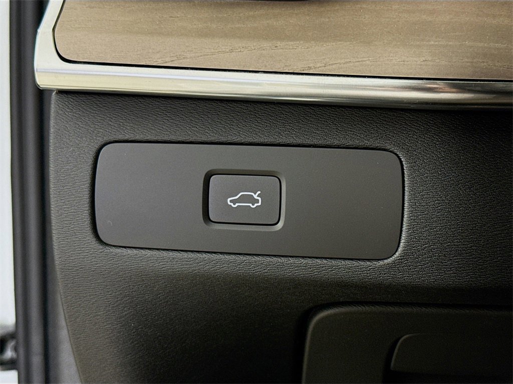 New 2025 Volvo XC90 B6 Plus w/ Protection Package Premier image 10