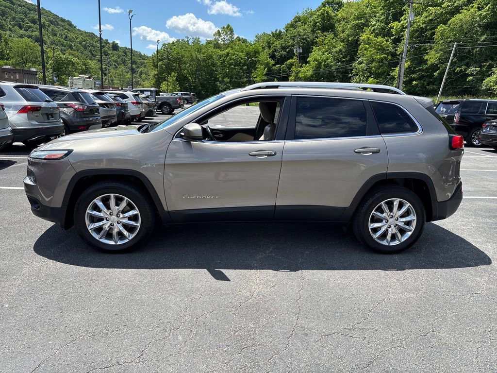 Used 2017 Jeep Cherokee Limited w/ Luxury Group AWD/4WD image 2