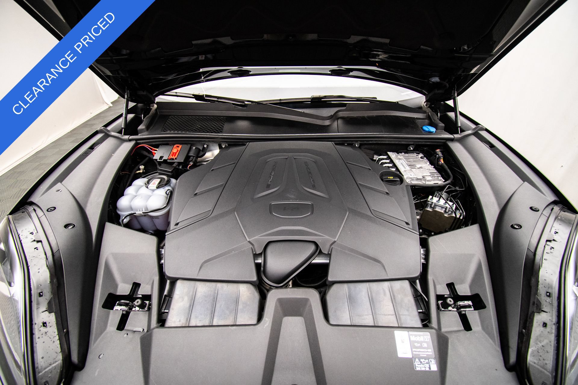 Used 2025 Porsche Cayenne AWD/4WD image 34