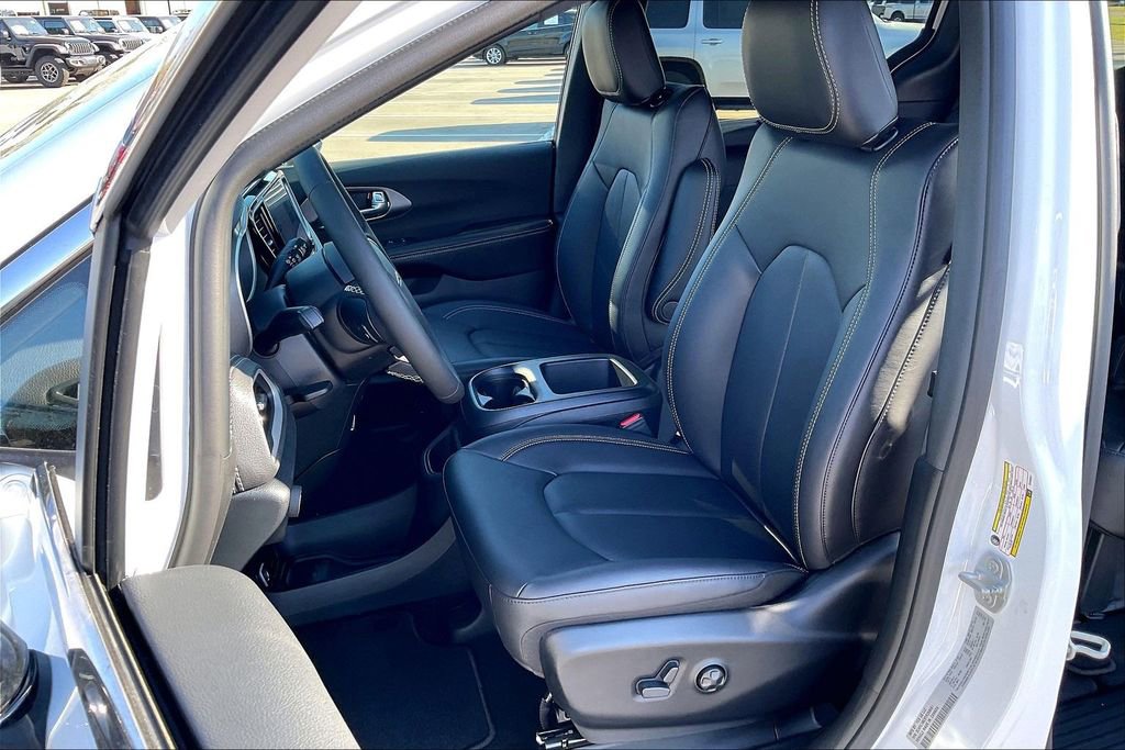New 2026 Chrysler Pacifica Select FWD image 9