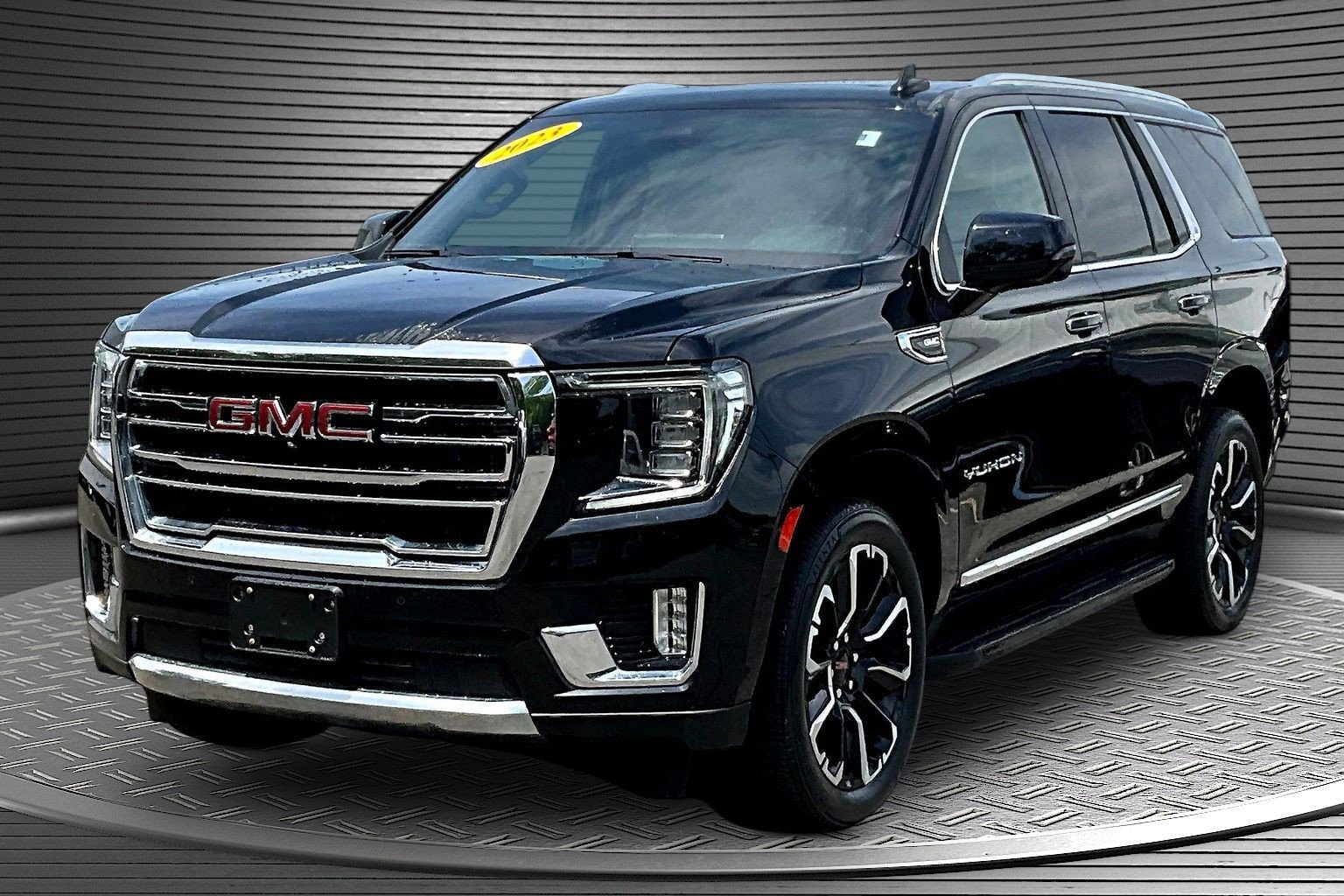 Used 2023 GMC Yukon SLT w/ SLT Premium Package AWD/4WD image 3