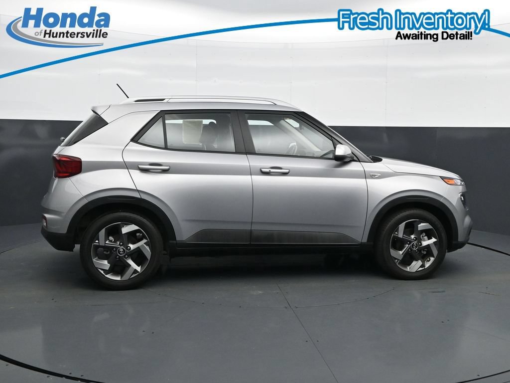 Used 2025 Hyundai Venue SEL FWD image 11