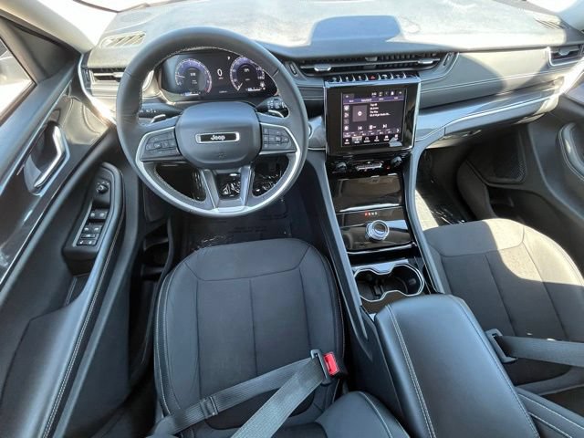 Used 2023 Jeep Grand Cherokee Laredo AWD/4WD image 10