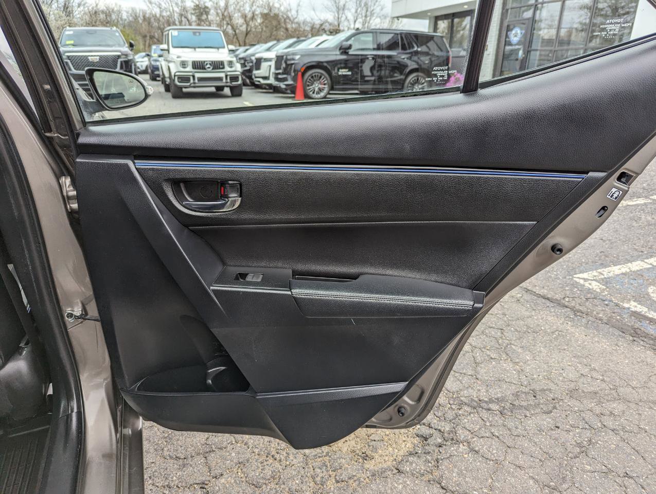 Used 2017 Toyota Corolla SE w/ SE Premium Package FWD image 36