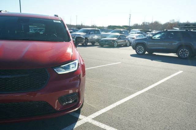 New 2026 Chrysler Pacifica Limited w/ Uconnect Theater Family Group image 39