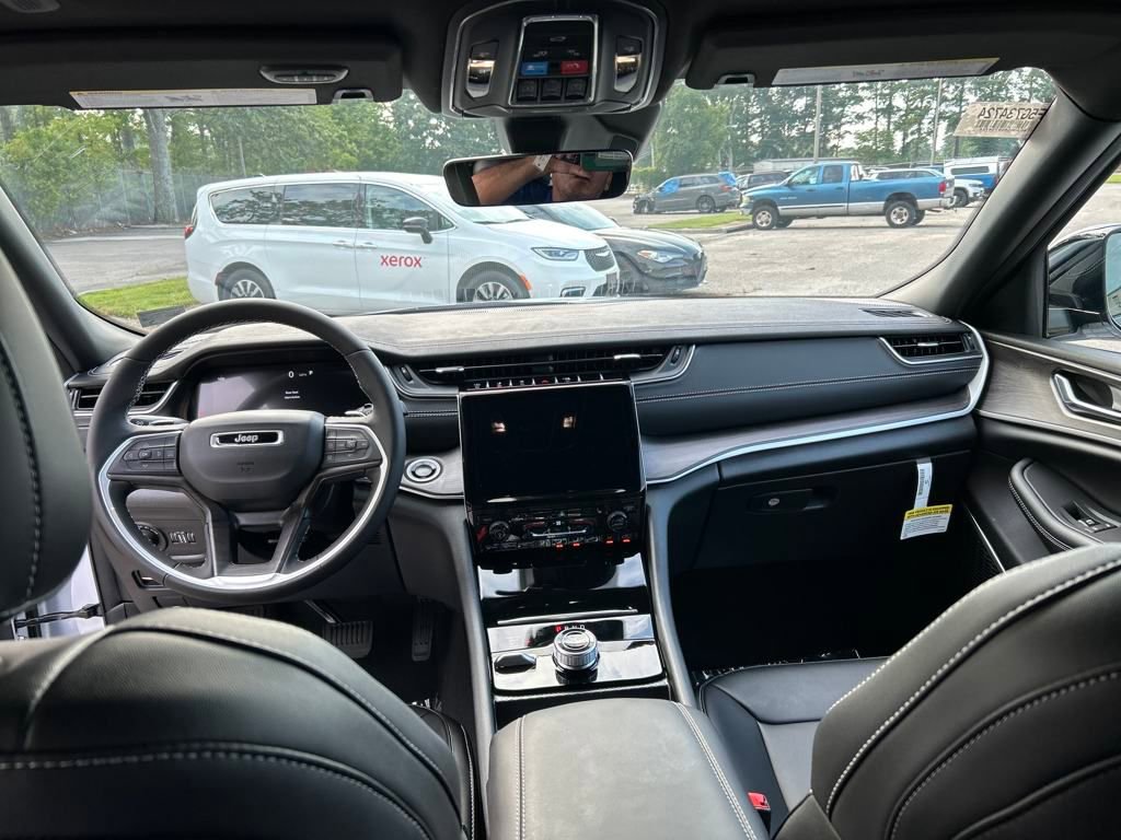 New 2025 Jeep Grand Cherokee Limited w/ Black Appearance Package image 21