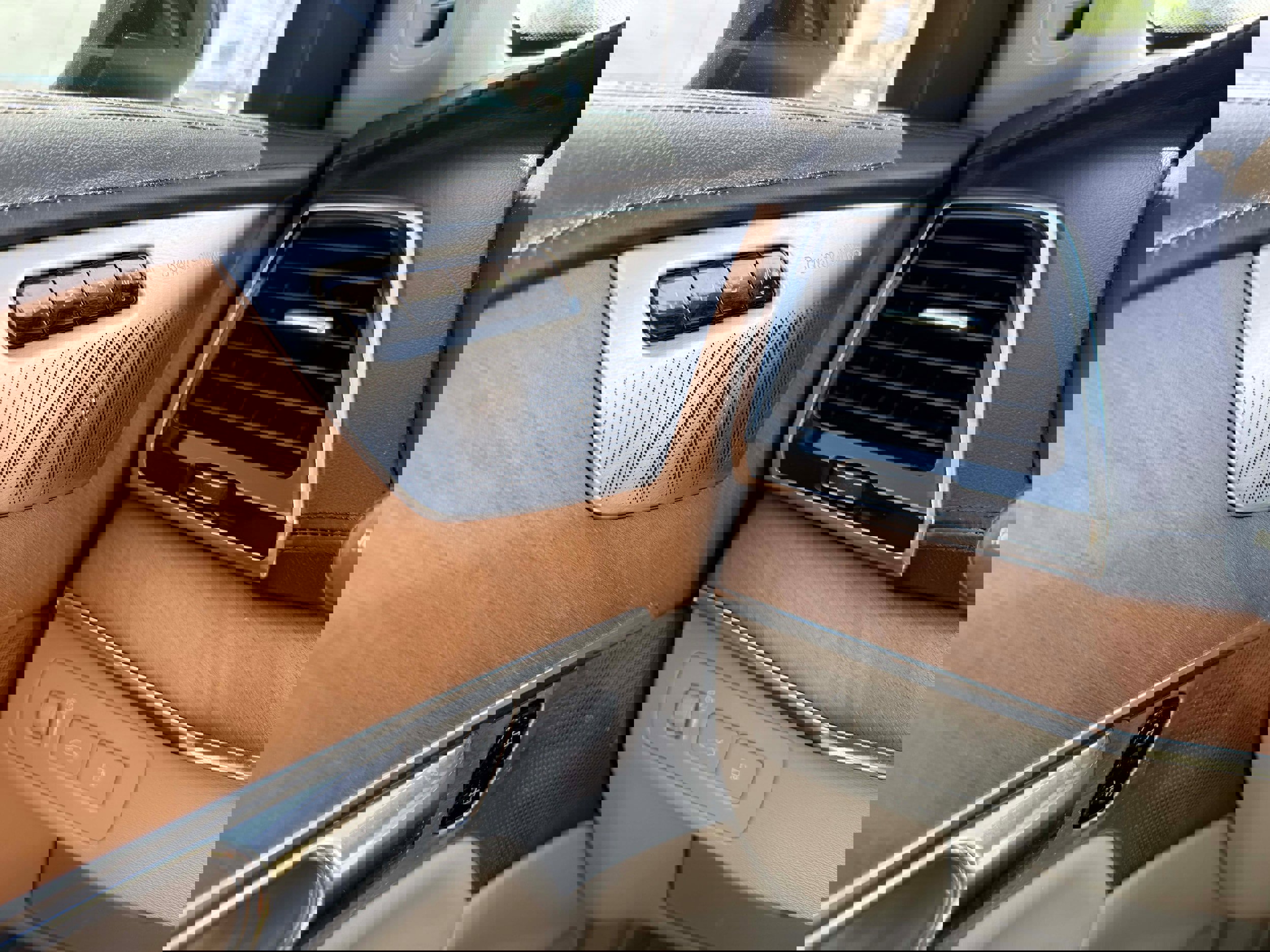 Used 2016 Volvo XC90 T8 Inscription w/ Vision Package image 18