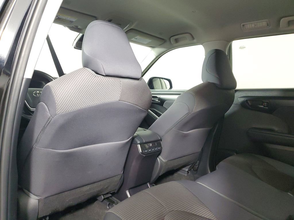 Used 2023 Toyota Highlander LE image 28