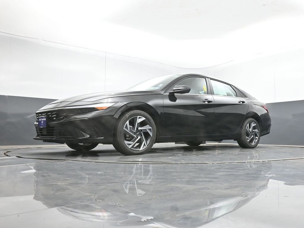 Used 2025 Hyundai Elantra Limited image 38